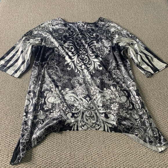 Catherines Womens Blouse Size 0X 14/16W Black Floral Studded Sharkbite Hem - Picture 6 of 11